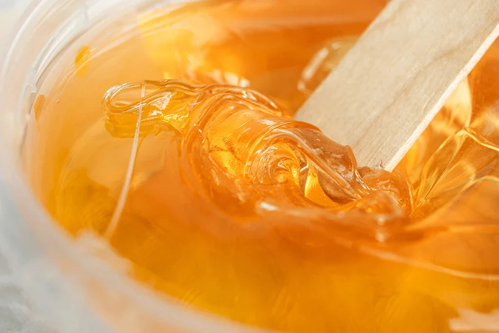 Dr. Severin Sugaring Paste mit Spachtel zeigt die einfache Anwendung
